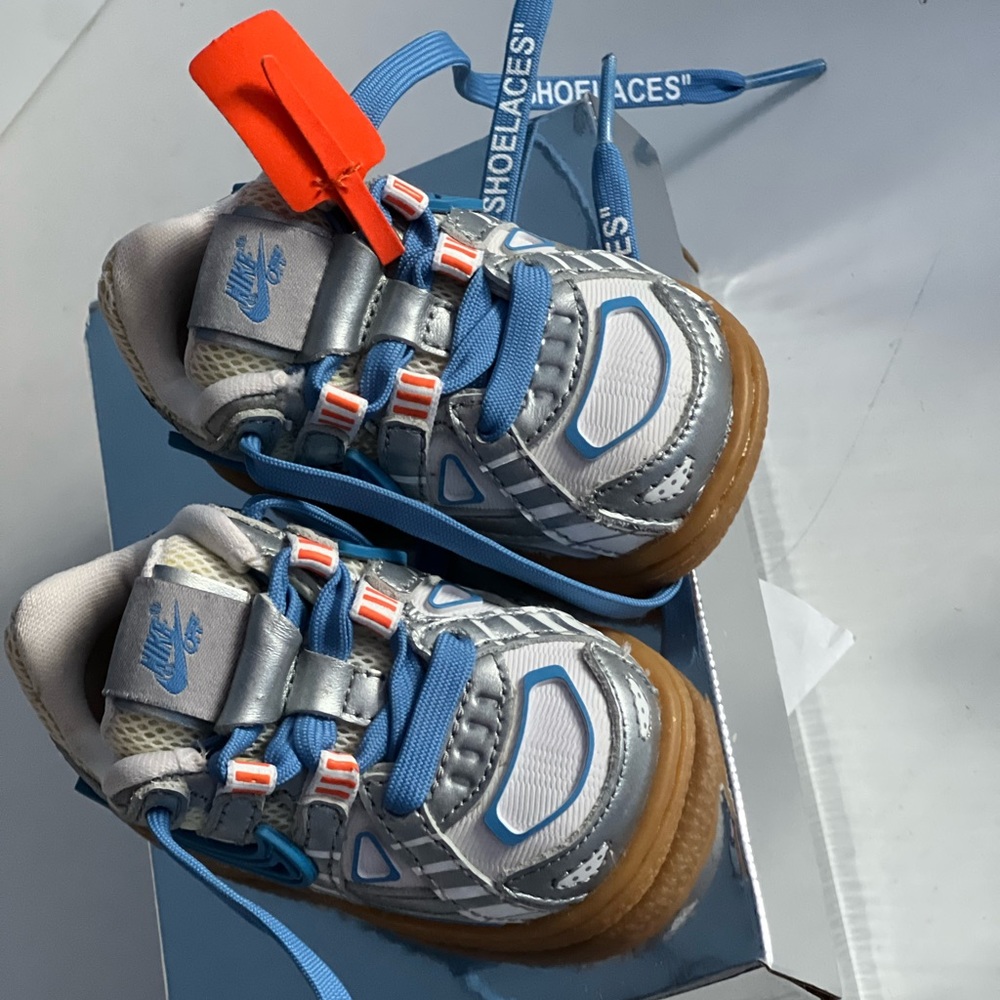 Worn twice in great condition with box and extra shoe laces